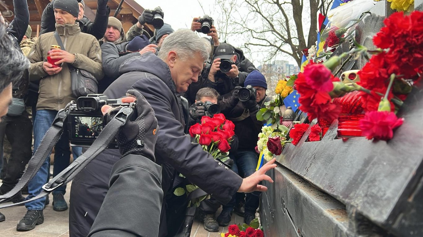 Ukrainas eksprezidents Petro Porošenko piedalās Pašcieņas revolūcijas piemiņas pasākumā Kijivā