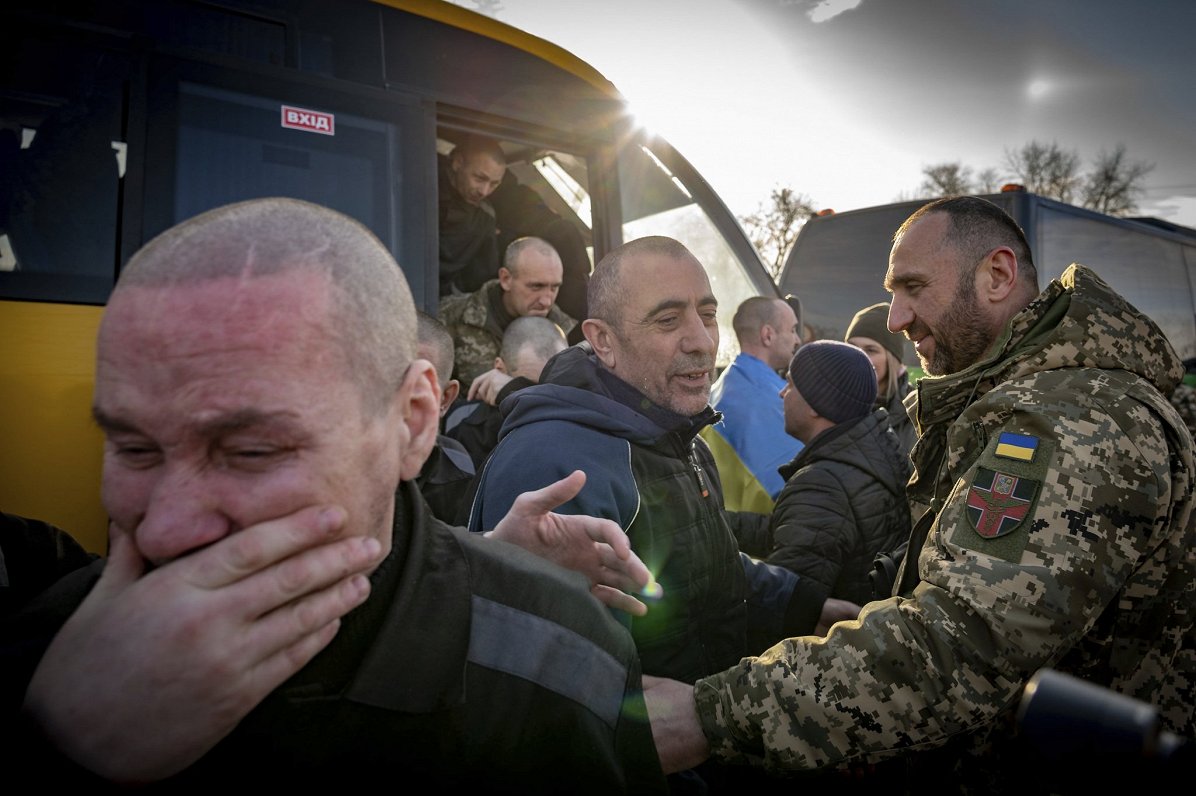 Ukraiņu karavīri, kas atbrīvoti no Krievijas gūsta