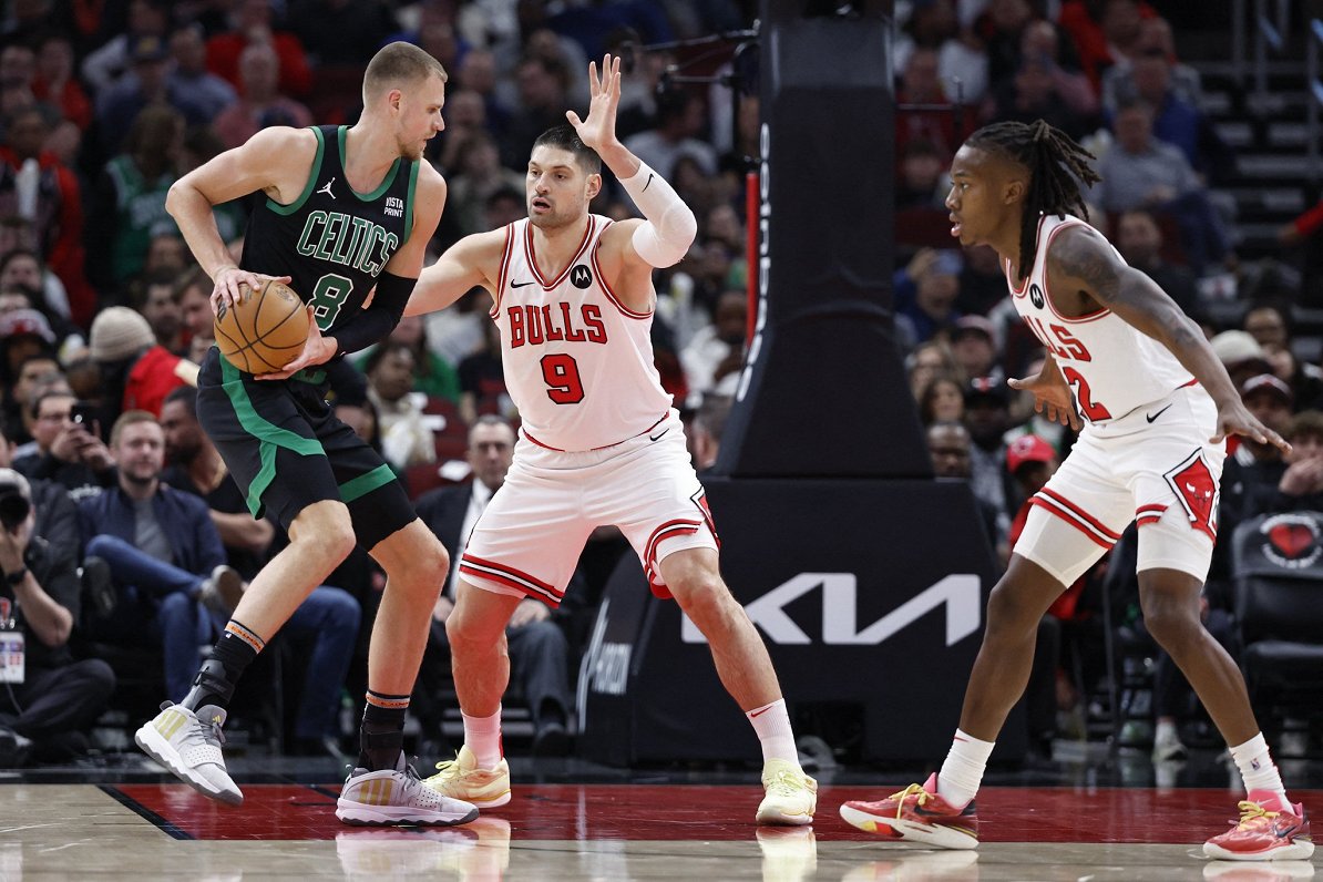 Kristaps Porziņģis (pa kreisi) Bostonas &quot;Celtics&quot; spēlē pret Čikāgas &quot;Bulls&quot;