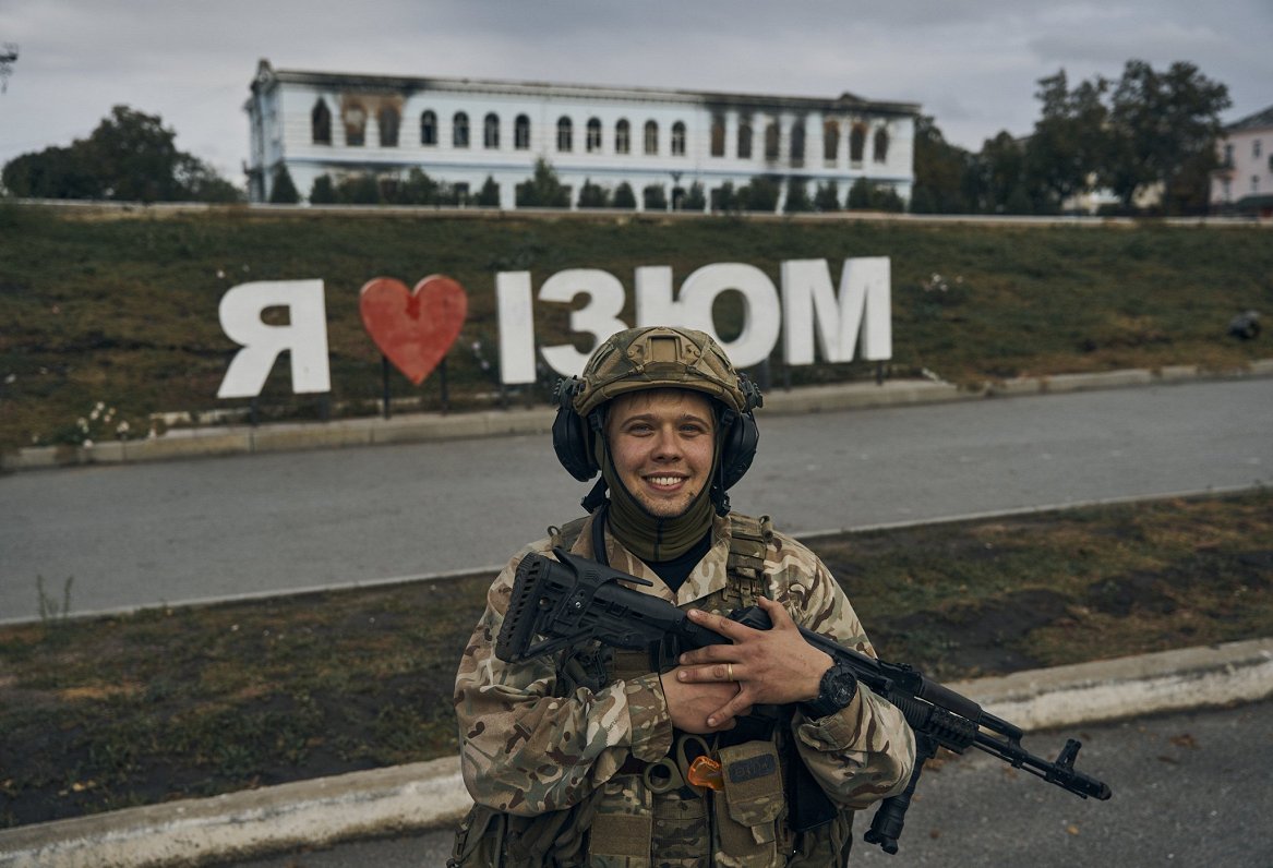 Ukraiņu karavīrs pie pretuzbrukumā atbrīvotās Izjumas pilsētas, 2022. gada septembrī