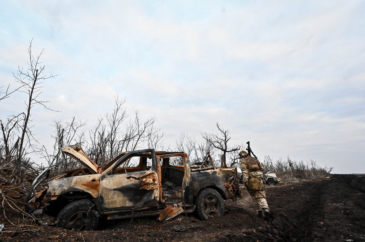 Ukraiņu karavīri pie iznīcinātas automašīnas. Ilustratīvs attēls