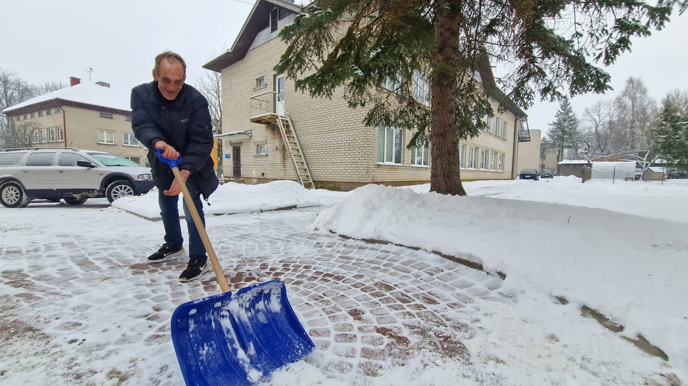 Aivars  - atbildīgais par sniega tīrīšanu