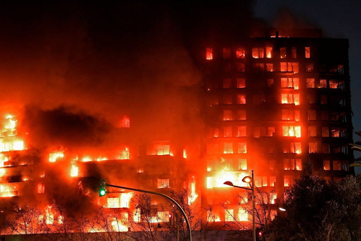 Spānijas pilsētā Valensijā ugunsgrēks nodarījis lielus postījumus daudzdzīvokļu namā