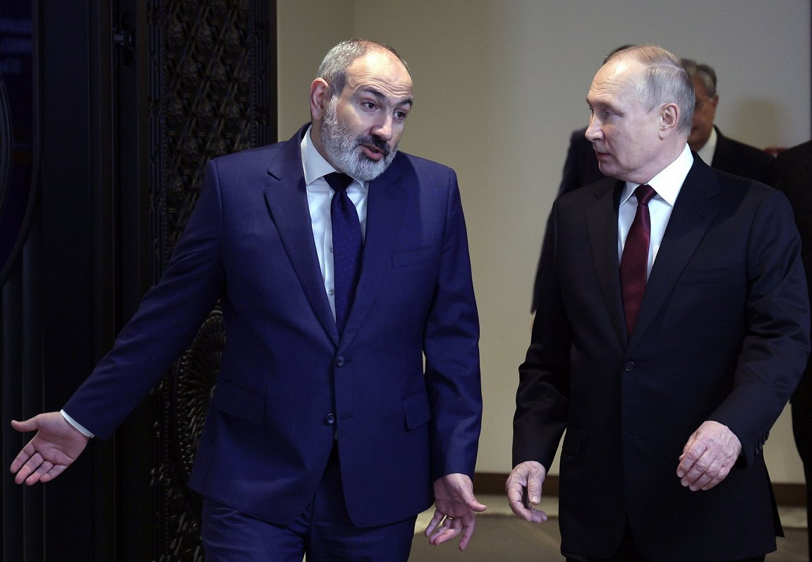 Armēnijas premjers Nikols Pašinjans un Krievijas vadonis Vladimirs Putins tikšanās laikā 2022. gadā