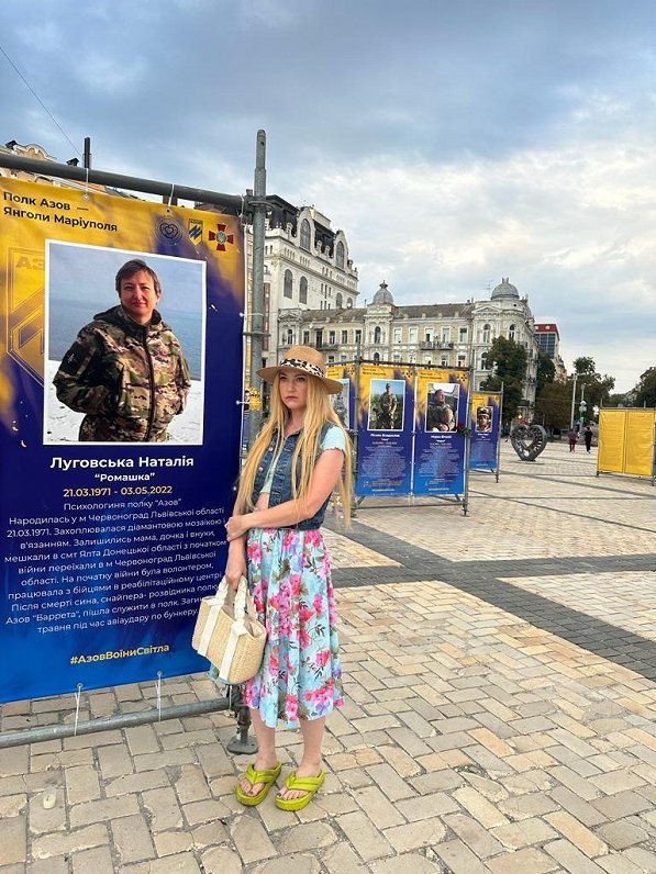 Gerda pie plakāta, kurā redzama sieviete, kas sprādzienā gāja bojā uz Gerdas.
