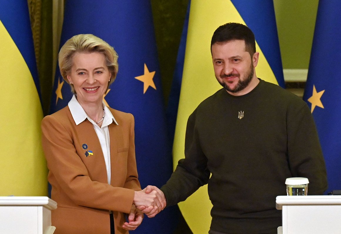 Eiropas Komisijas prezidente Urzula fon der Leiena un Ukrainas prezidents Volodimirs Zelenskis vienā...
