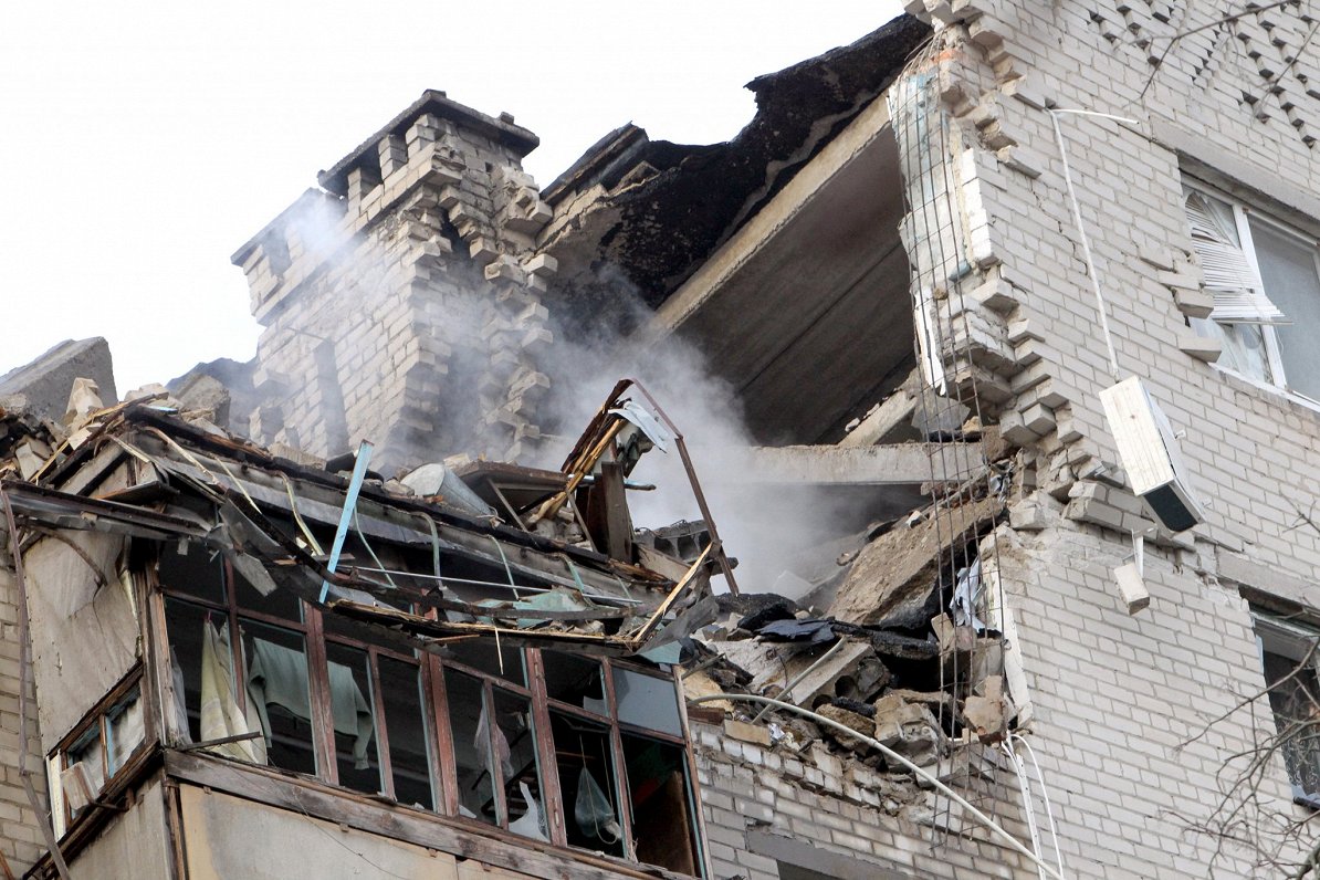 Sagrauta ēka Dņipro pilsētā Ukrainā pēc Krievijas spēku triecieniem