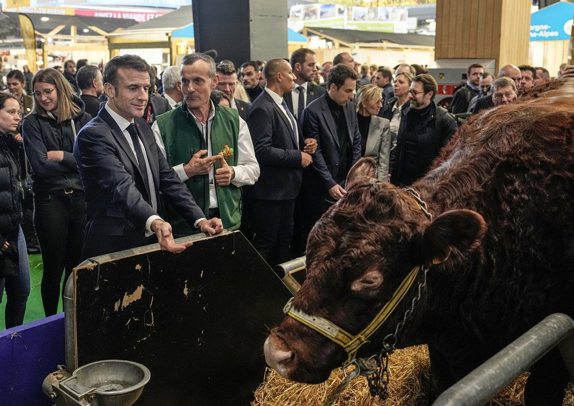 Francijas prezidents Emanuels Makrons Parīzes lauksaimniecības izstādē