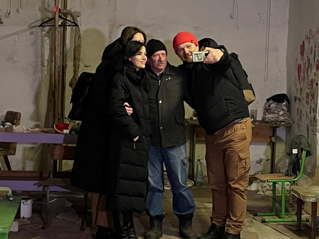 Alla Sadovnika kopā ar kolēģiem un Ivanu Polguju Ukrainas pilsētā Jahidnē