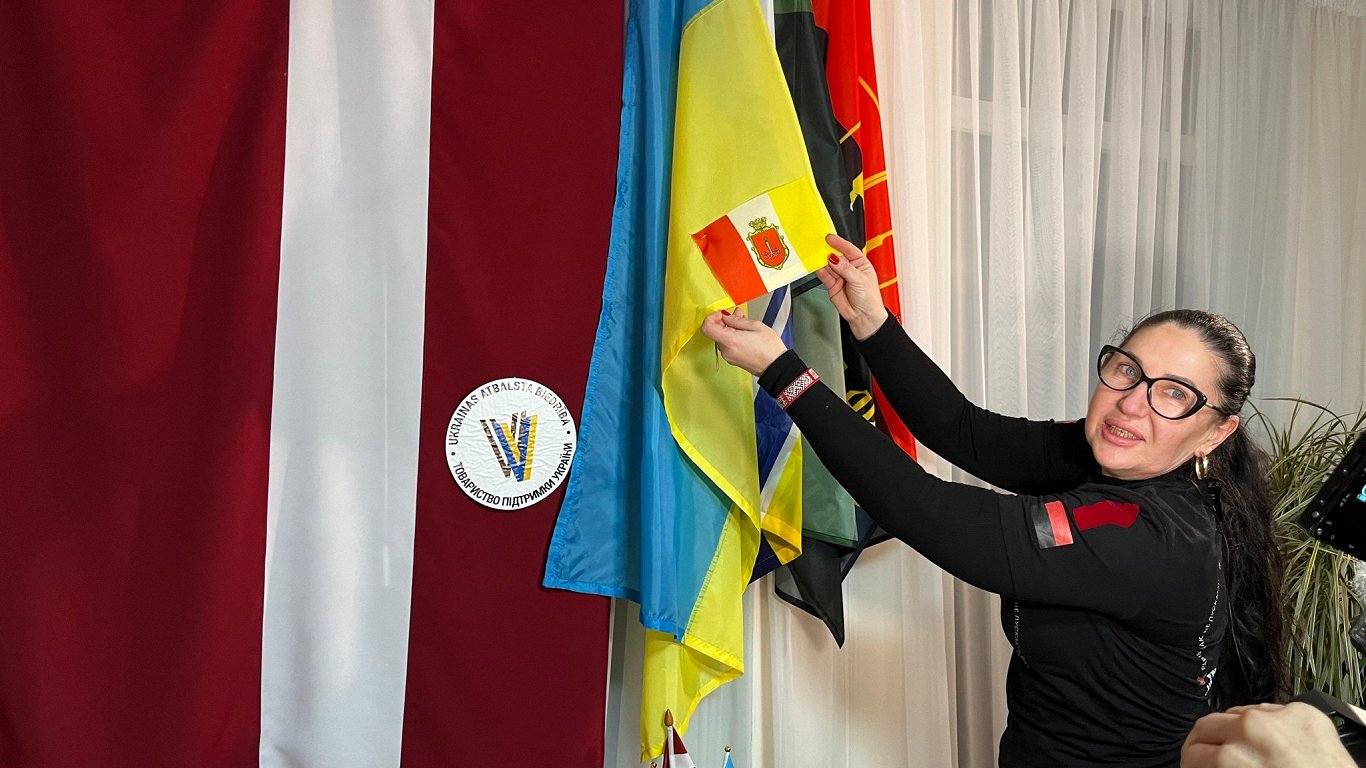 Alīna Maršala ar Latvijas karogu abu dzīvoklī