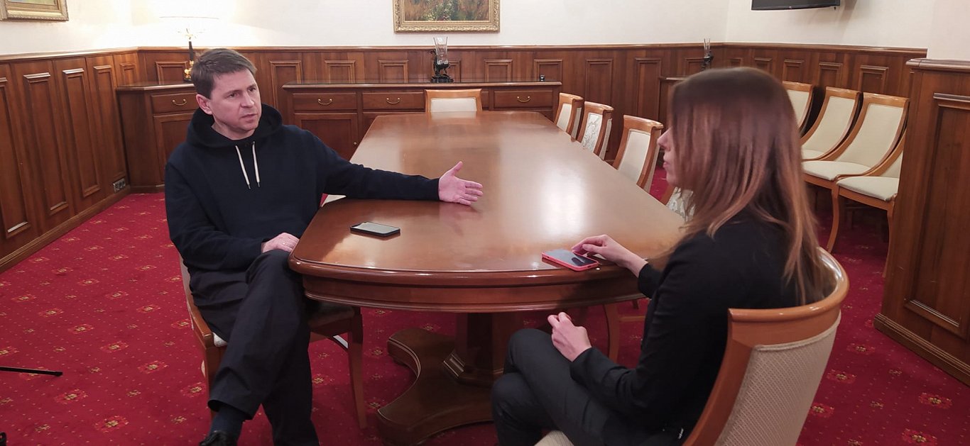Ukrainas prezidenta biroja vadītāja padomnieks Mihailo Podoļaks sarunā ar LTV žurnālisti Inu Strazdi...