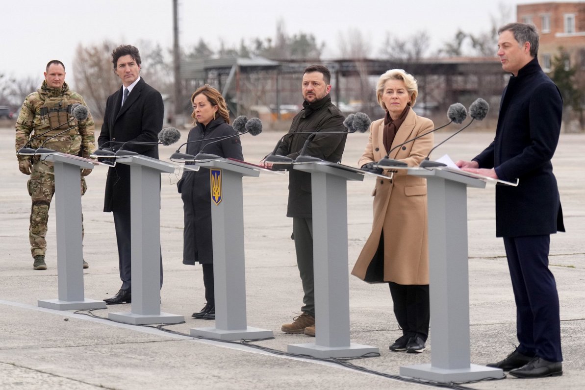 Слева направо: премьер-министры Канады и Италии Джастин Трюдо и Джорджия Мелони, президент Украины В...