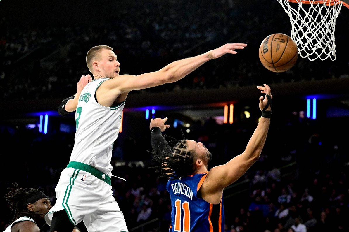 Kristaps Porziņģis (pa kreisi) Bostonas &quot;Celtics&quot; spēlē pret Ņujorkas &quot;Knicks&quot;