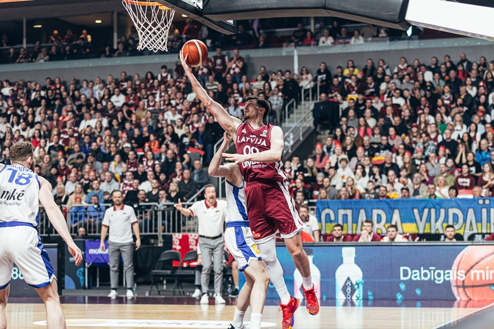 Latvijas izlases basketbolists Rodions Kurucs spēlē pret Slovākiju