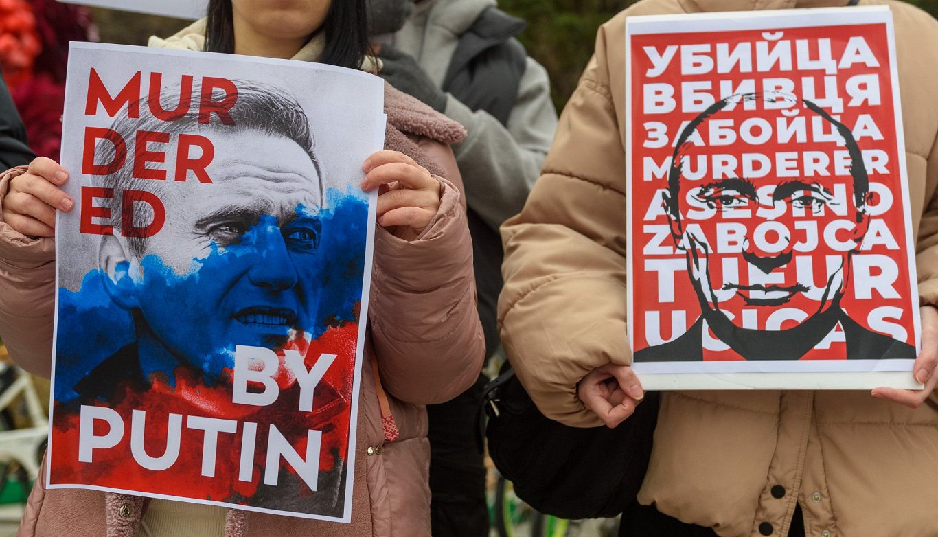 Plakāts nosoda Krievijas diktatoru Vladimiru Putinu un raksturo viņu kā opozīcijas līdera Alekseja N...