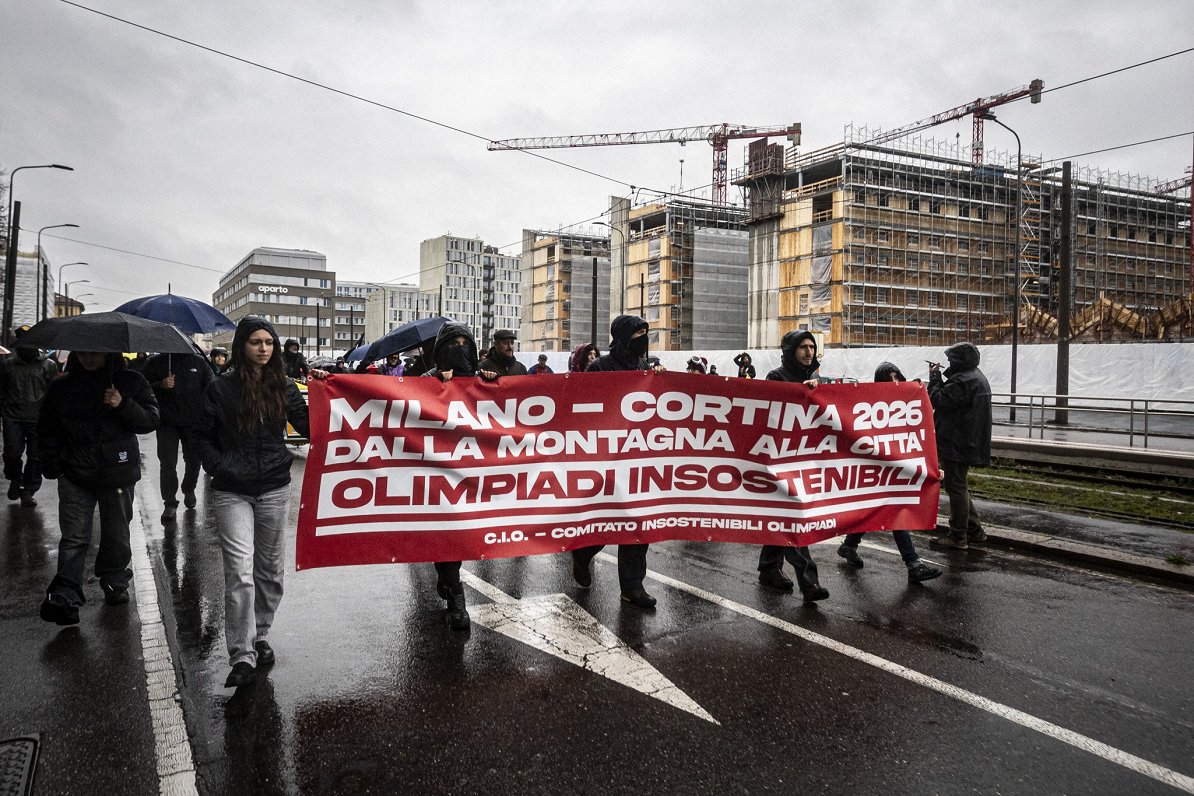 Protestētāji Milānā ar plakātu &quot;No kalniem līdz pilsētai - ilgtnespējīga olimpiāde&quot;