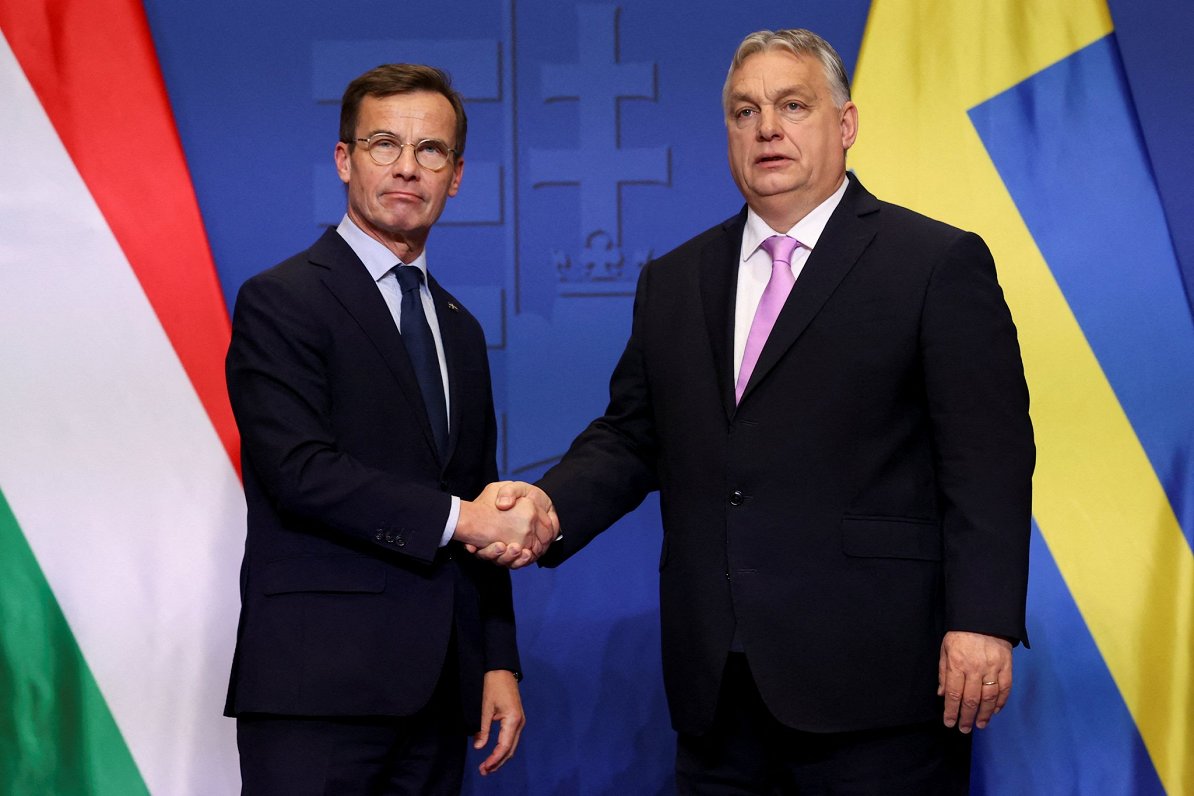 Zviedrijas premjers Ulfs Kristersons (no kreisās) pagājušonedēļ tikās ar Ungārijas premjeru Viktoru...