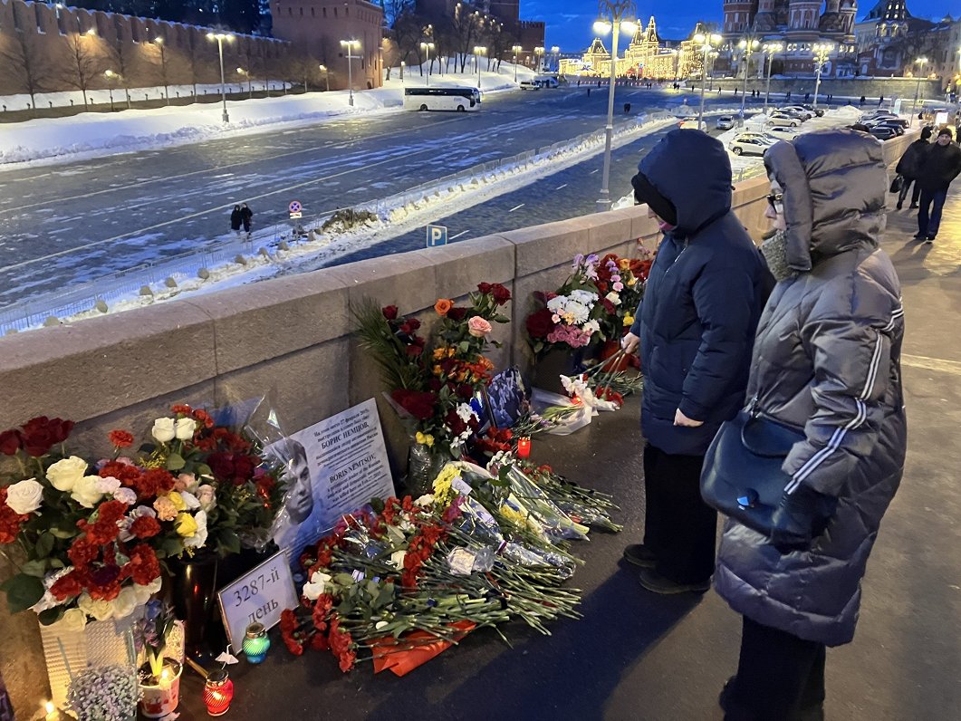 Maskavā cilvēki piemin pirms deviņiem gadiem nogalināto opozīcijas politiķi Borisu Ņemcovu