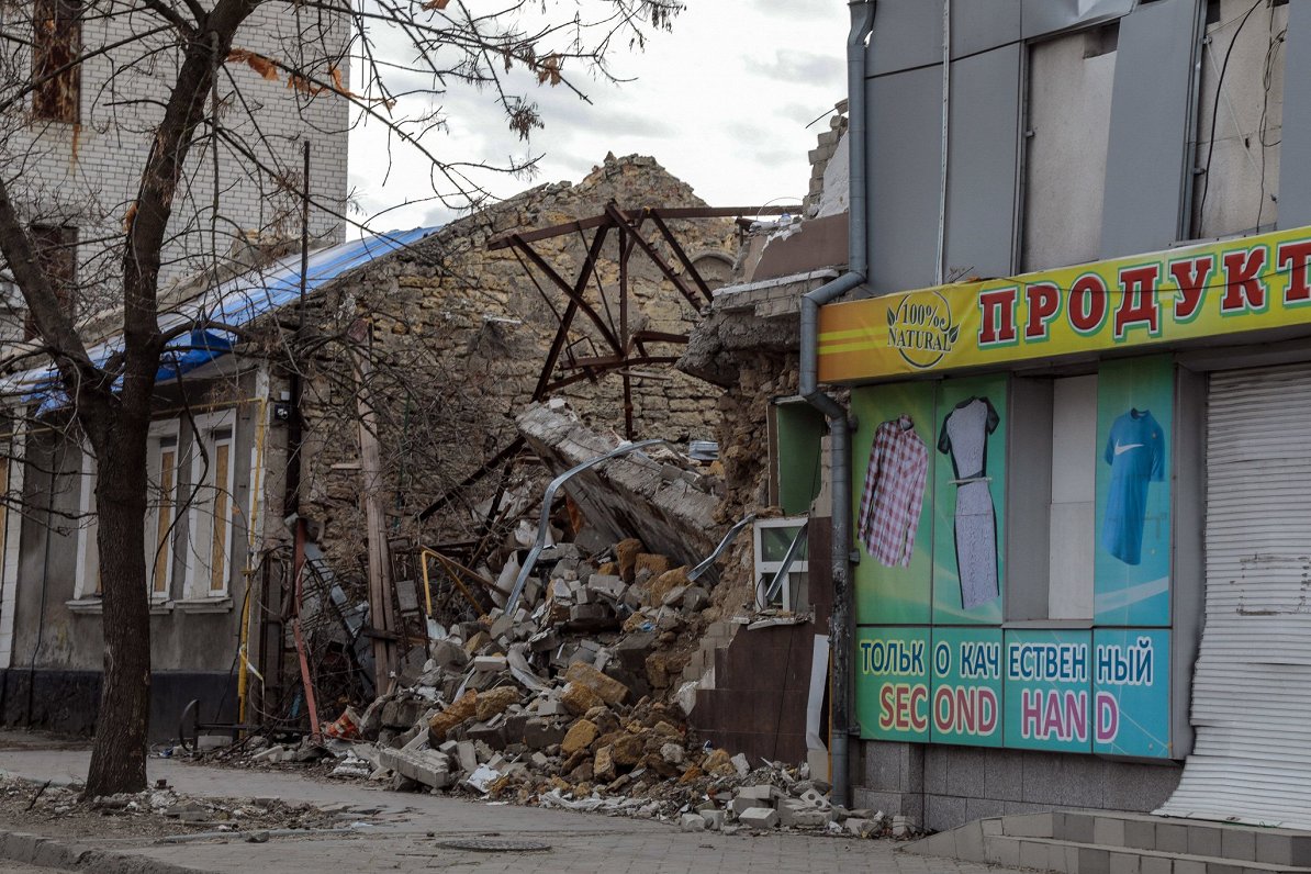 Krievijas artilērijas apšaudē bojāta māja Ukrainas pilsētā Hersonā