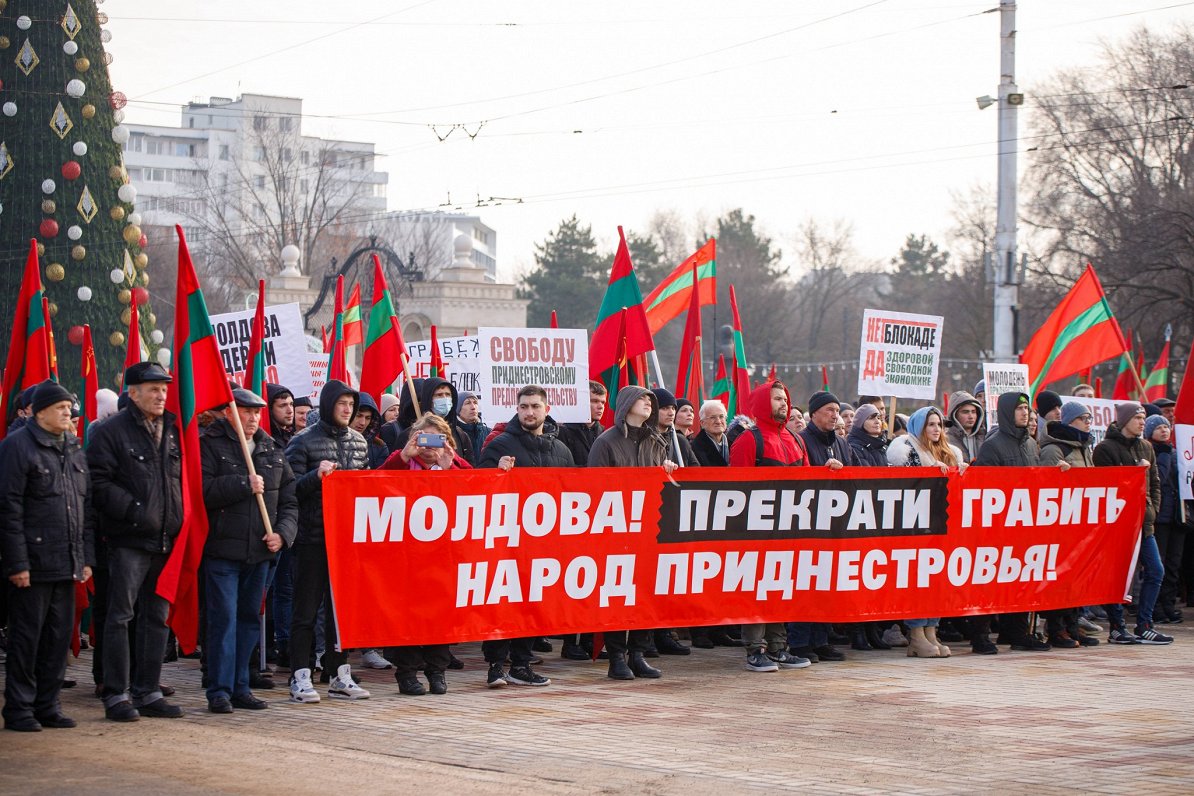 Piedņestras iedzīvotāji izgājuši ielās ar plakātu &quot;Moldova! Beidz aplaupīt Piedņestras tautu!&q...