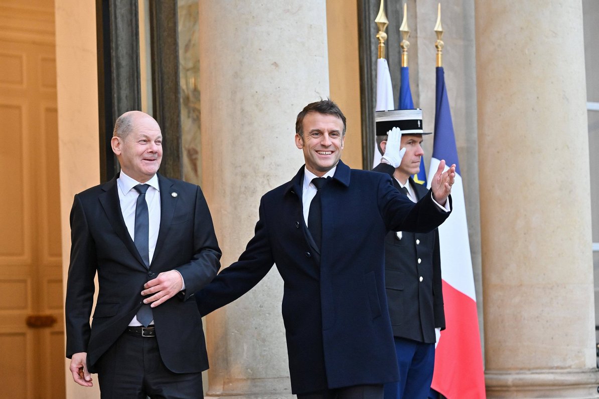Francijas prezidents Emanuels Makrons (no labās) un Vācijas kanclers Olafs Šolcs