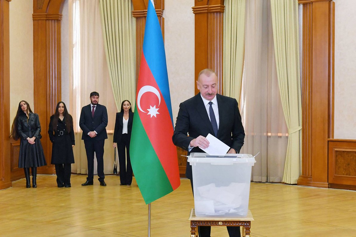 Azerbaidžānas līderis Ilhams Alijevs balso prezidenta vēlēšanās