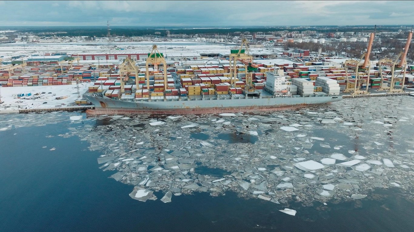 В столичный порт зашел самый большой контейнеровоз в истории Риги