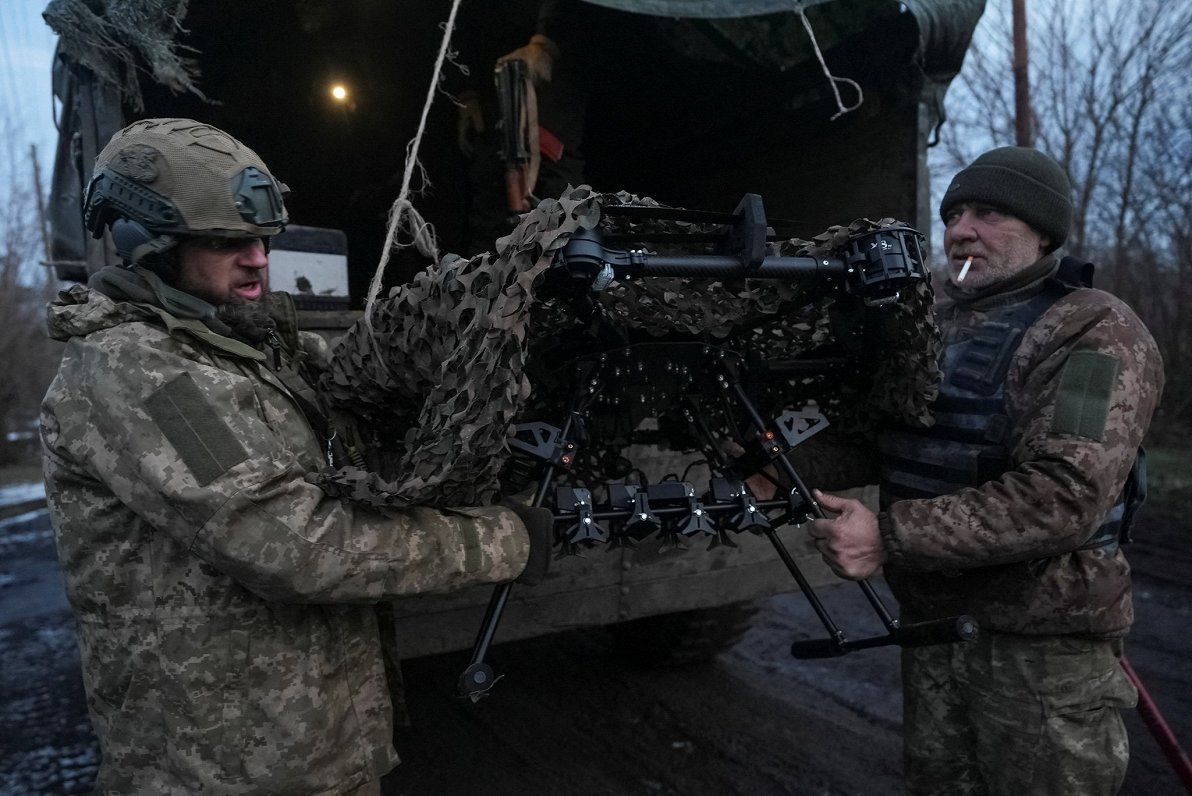 Бойцы ВСУ и боевой дрон. Украина, близ Бахмута, Донецкая область. Снимок сделан 01.02.2024