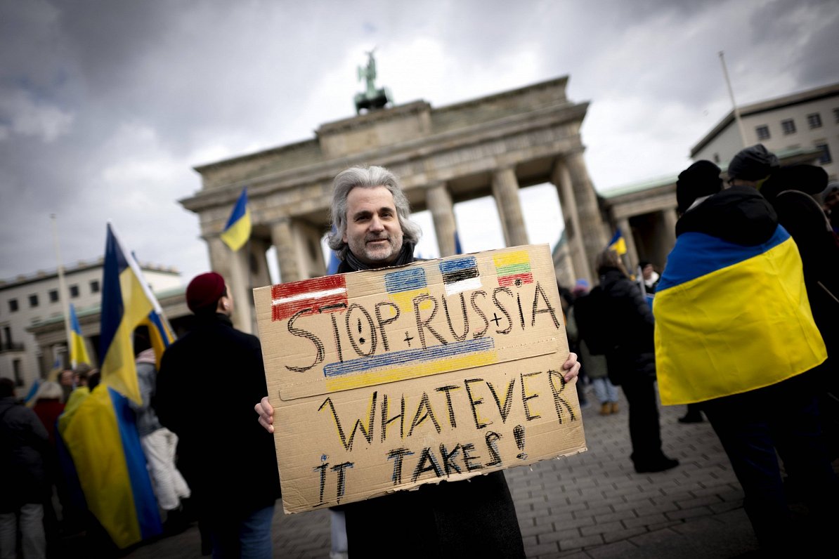 Ukrainas atbalsta mītiņš Vācijas galvaspilsētā Berlīnē. Uz plakāta redzami Baltijas valstu un Ukrain...