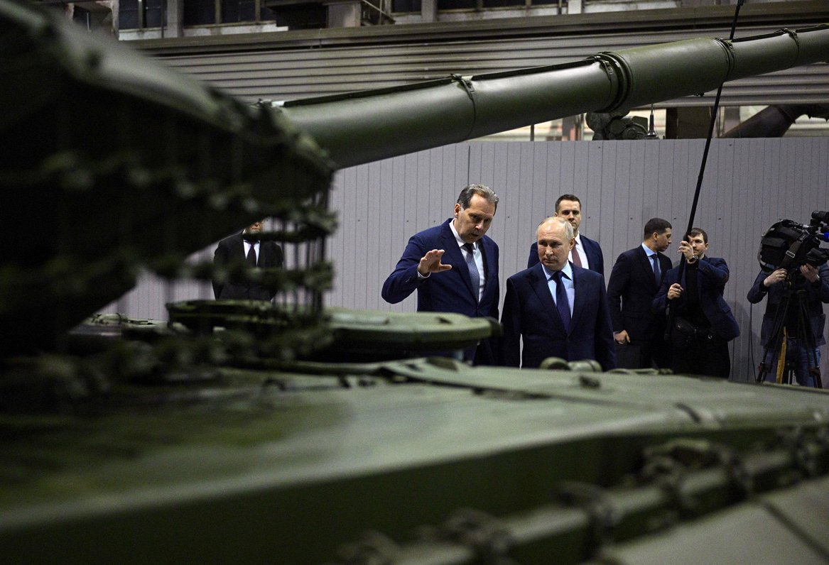 Krievijas diktators Vladimirs Putins apmeklē tanku rūpnīcu Ņižņijtagilā
