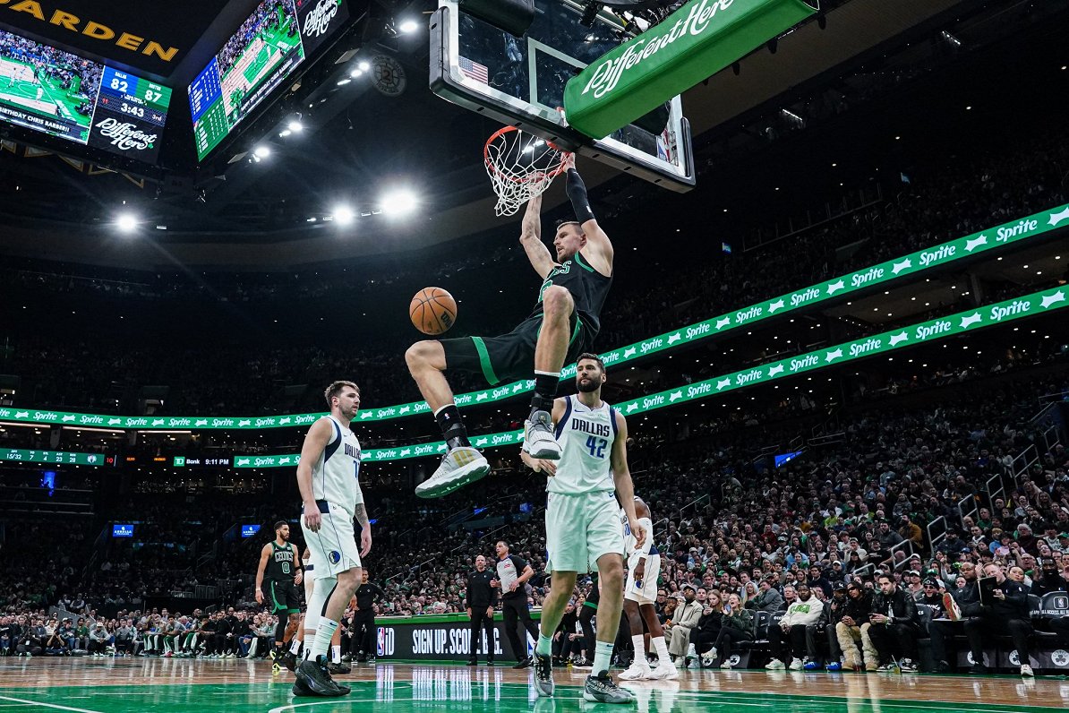 Kristaps Porziņģis gūst grozu Bostonas &quot;Celtics&quot; uzvarā pār Dalasas &quot;Mavericks&quot;