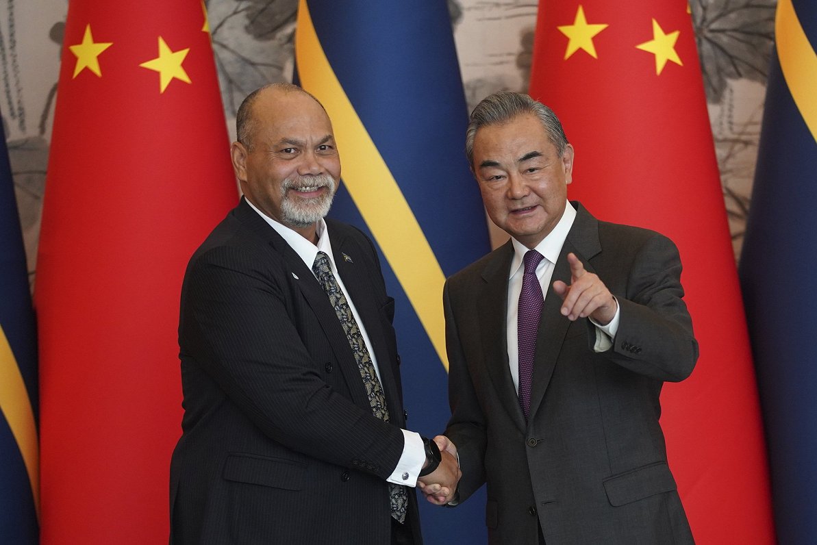 Ķīnas ārlietu ministrs Vans Ji (no labās) ar Nauru ārlietu ministru Lionelu Aingimeu, tiekoties janv...
