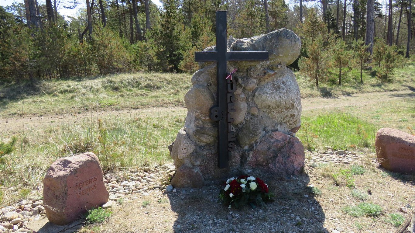 Памятник курелистам в Каросте