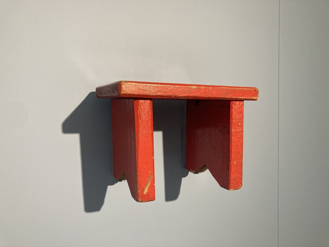 Красная скамеечка из мастерской Айи Юрьяне.