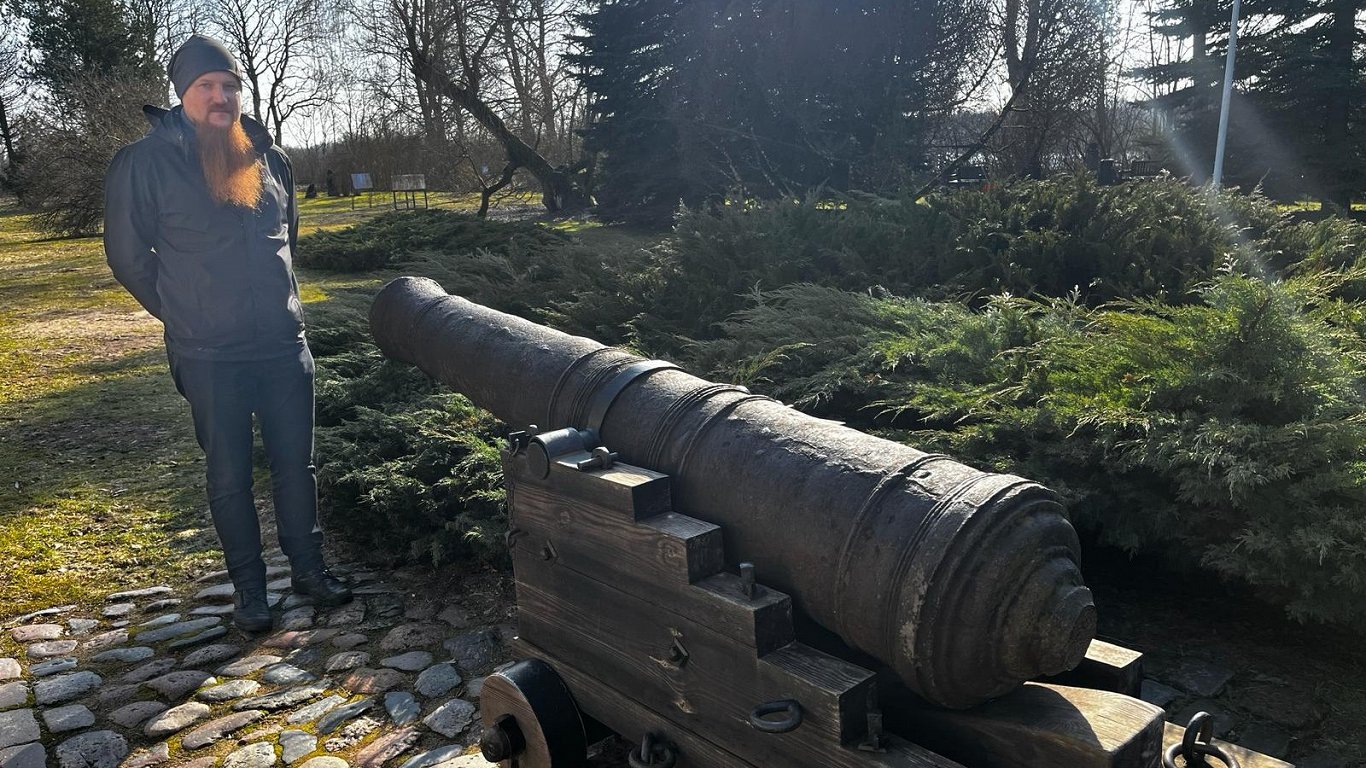Айвар Силиньш возле пушки в Музее Даугавы