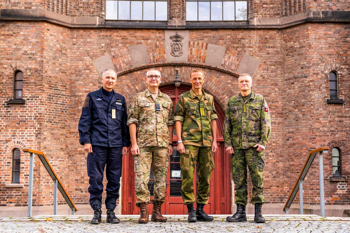 Somijas bruņoto spēku komandieris ģenerālis Timo Kivinens (pirmais no labās) ar citu ziemeļvalstu ai...