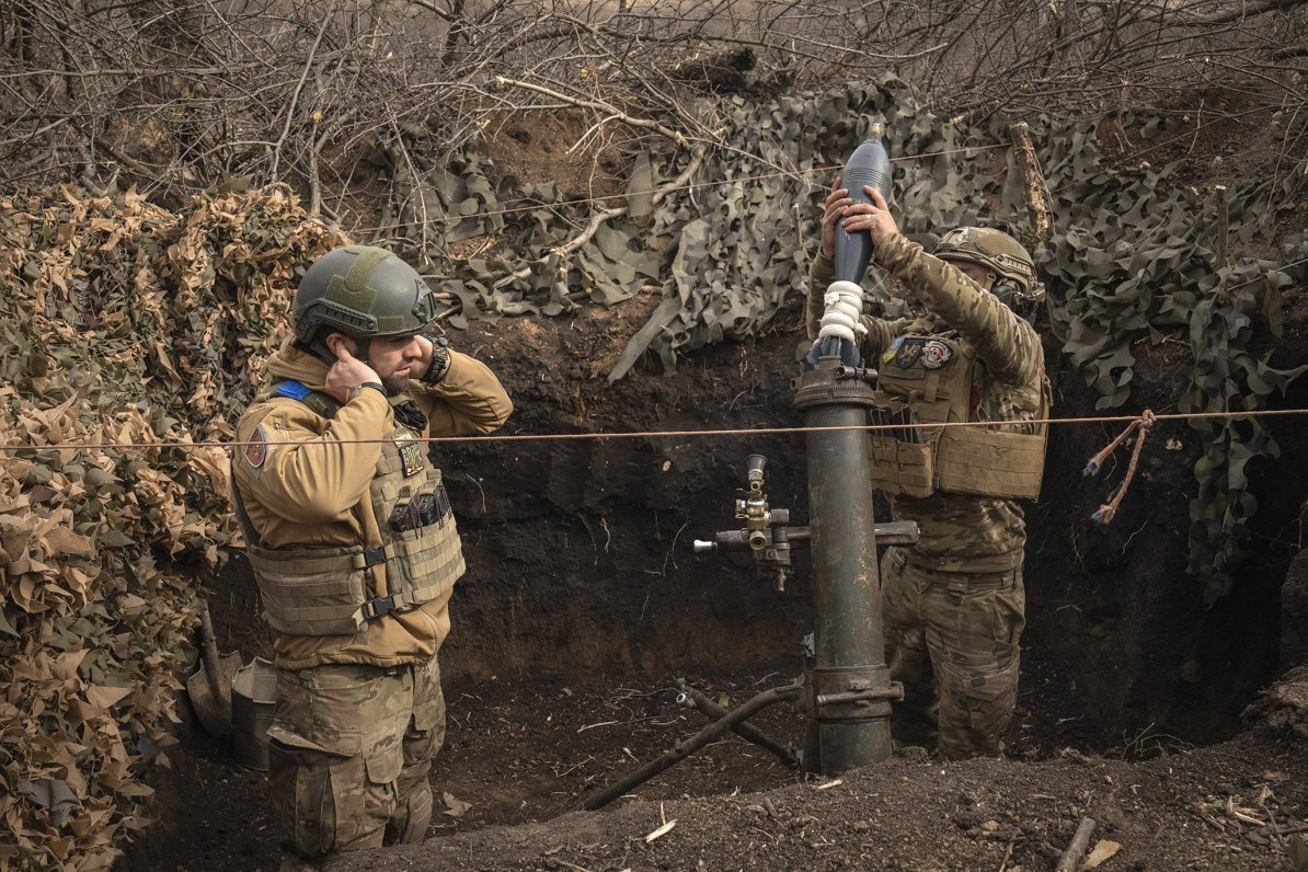 Ukraiņu karavīri netālu no Bahmutas apšauda ienaidnieka pozīcijas ar 122 mm mīnmetēju