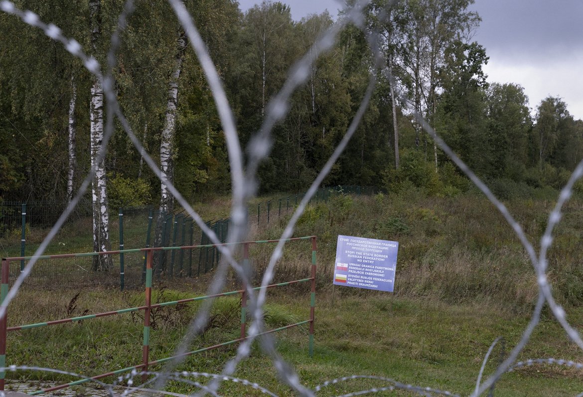 Dzeloņstieples un brīdinājuma zīme pie Polijas-Krievijas robežas, tā dēvētā Suvalku koridora