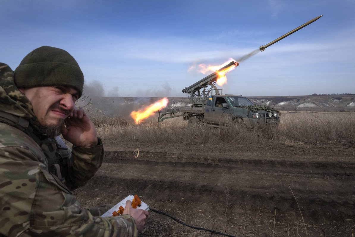 Ukrainas armijas artilēristi Bahmutas tuvumā.