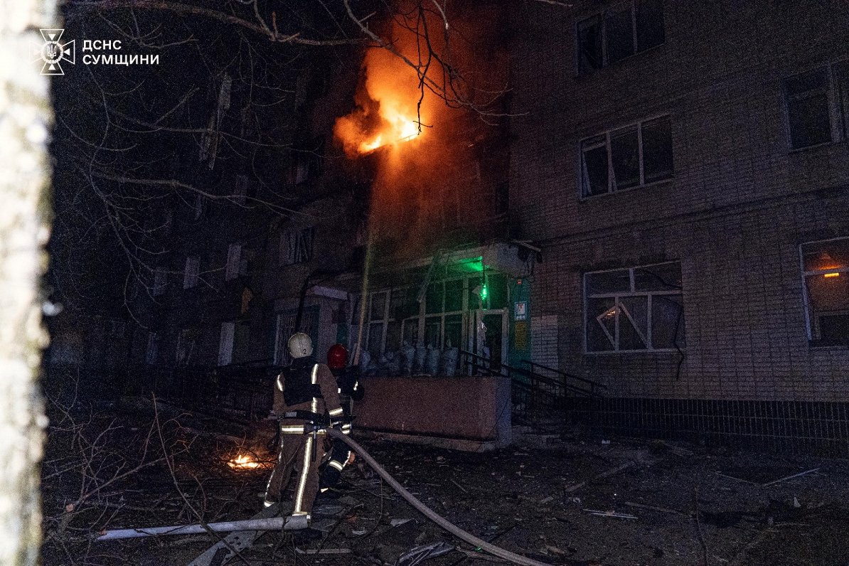 Тушат пожар после атаки дронов. Украина, Сумы. 06.03.2024