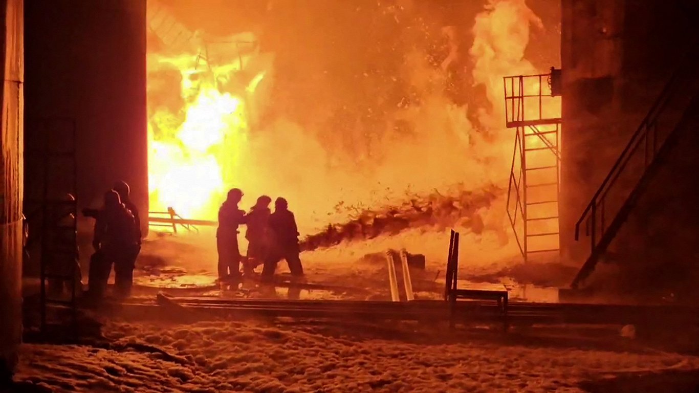 Ilustratīvs attēls: ugunsgrēks Kurskas apgabala naftas bāzē Krievijā pēc dronu uzbrukuma
