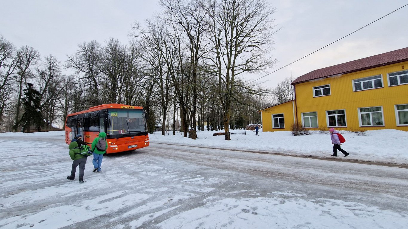 Skolēnu autobuss pie Baltinavas Mūzikas un mākslas skolas