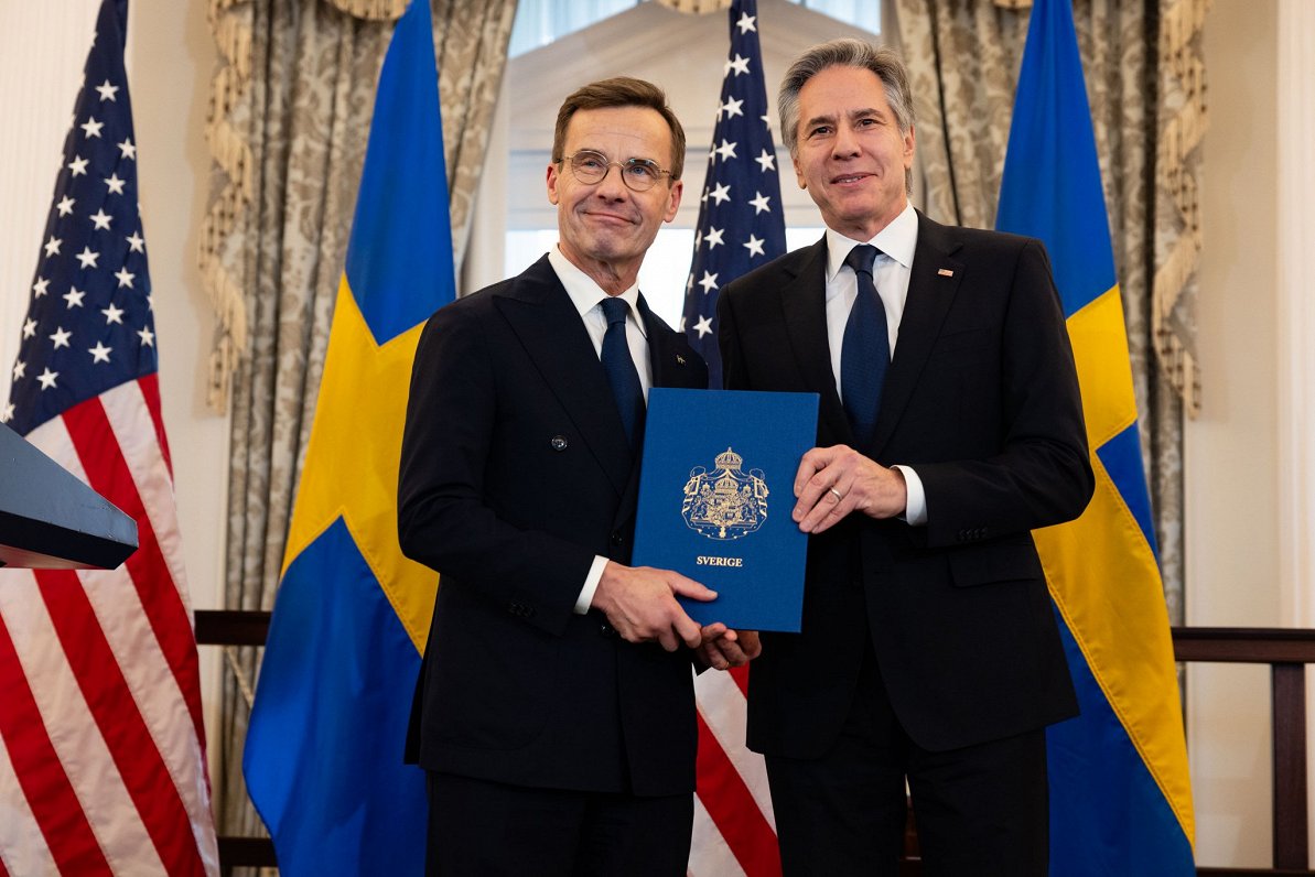 Zviedrijas premjers Ulfs Kristersons (no kreisās) un ASV valsts sekretārs Entonijs Blinkens ar dokum...