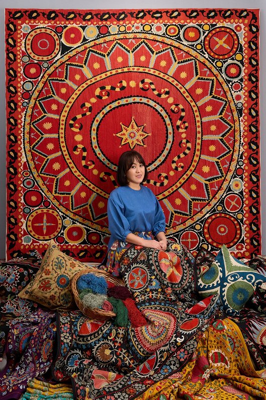 Madina Kasimbajeva, viena no vadošajām uzbeku izšuvējām un tekstilmākslas speciālistēm Uzbekistānā.