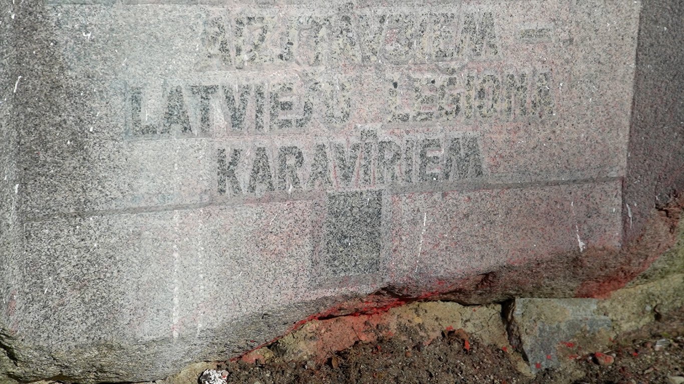 Piemiņas akmens &quot;Kurzemes cietokšņa aizstāvjiem – Latviešu leģiona karavīriem&quot; 