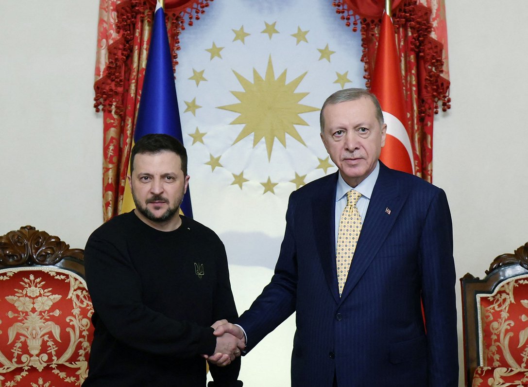 Turcijas prezidents Redžeps Tajips Erdogans (no labās) tiekas ar Ukrainas prezidentu Volodimiru Zele...