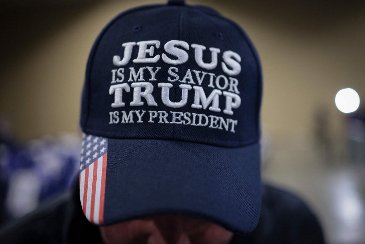 Cepurīte ar uzrakstu &quot;Jēzus ir mans Pestītājs, Tramps ir mans prezidents&quot;