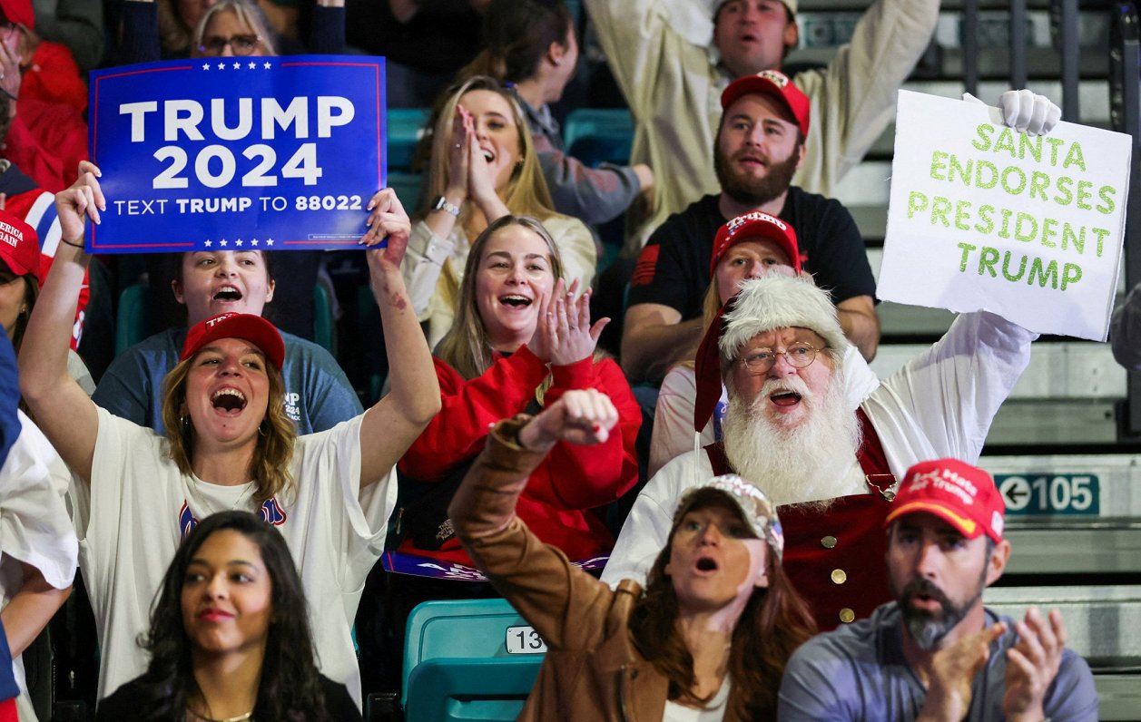 Donalda Trampa atbalstītāji. Plakāts vēsta &quot;Ziemassvētku vecītis atbalsta prezidentu Trampu&quo...