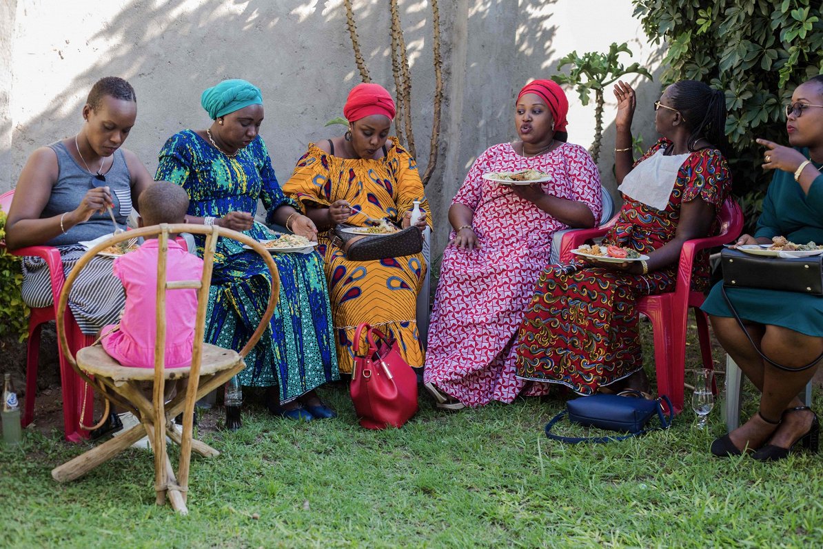 Āfrikas valstī Burundi musulmaņu sievietes ielūgušas savas kristiešu kaimiņienes uz svētku maltīti,...