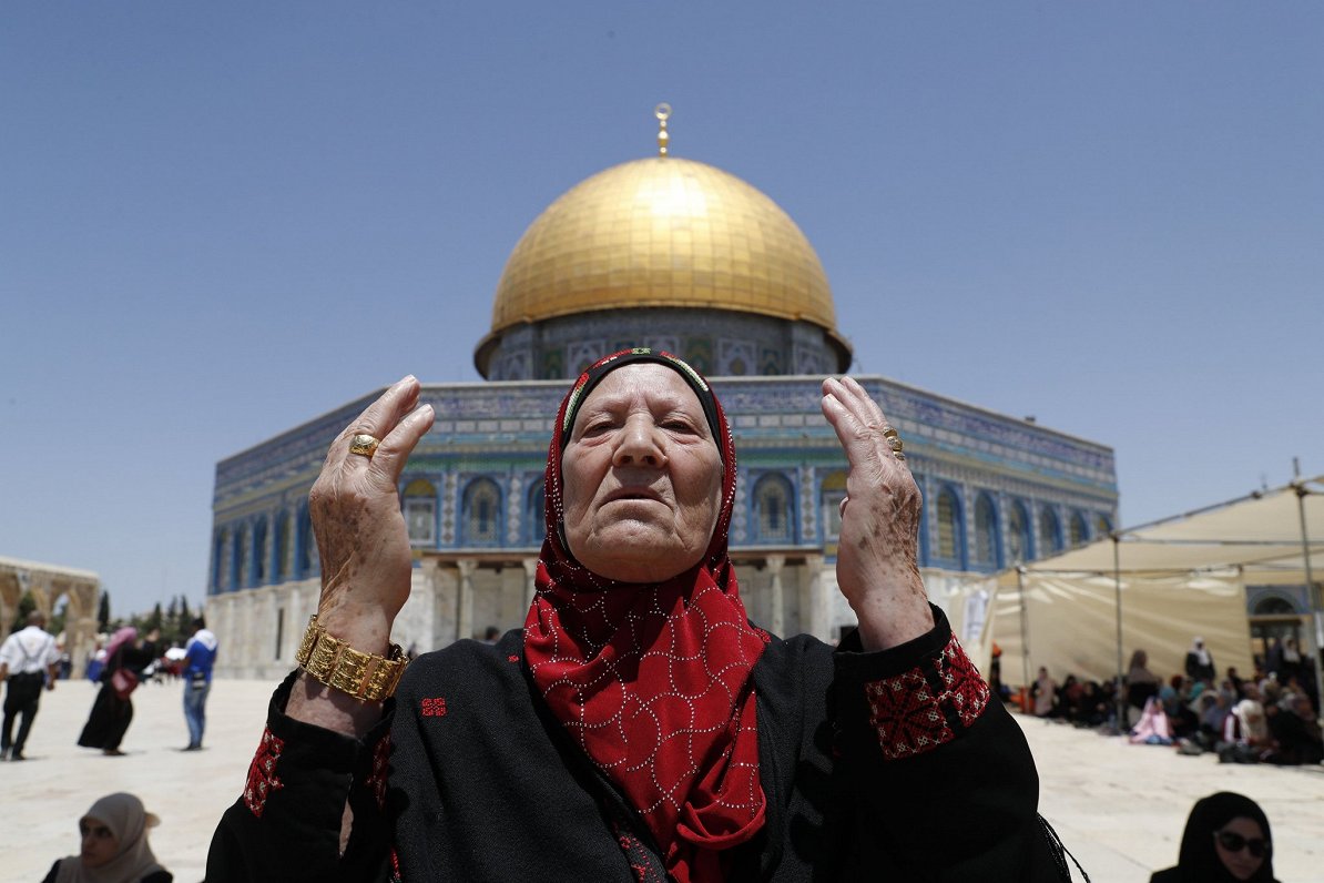 Palestīniešu sieviete pie Al Aksas mošejas Jeruzalemē